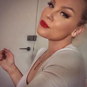 Meet your Posher, Elyssa